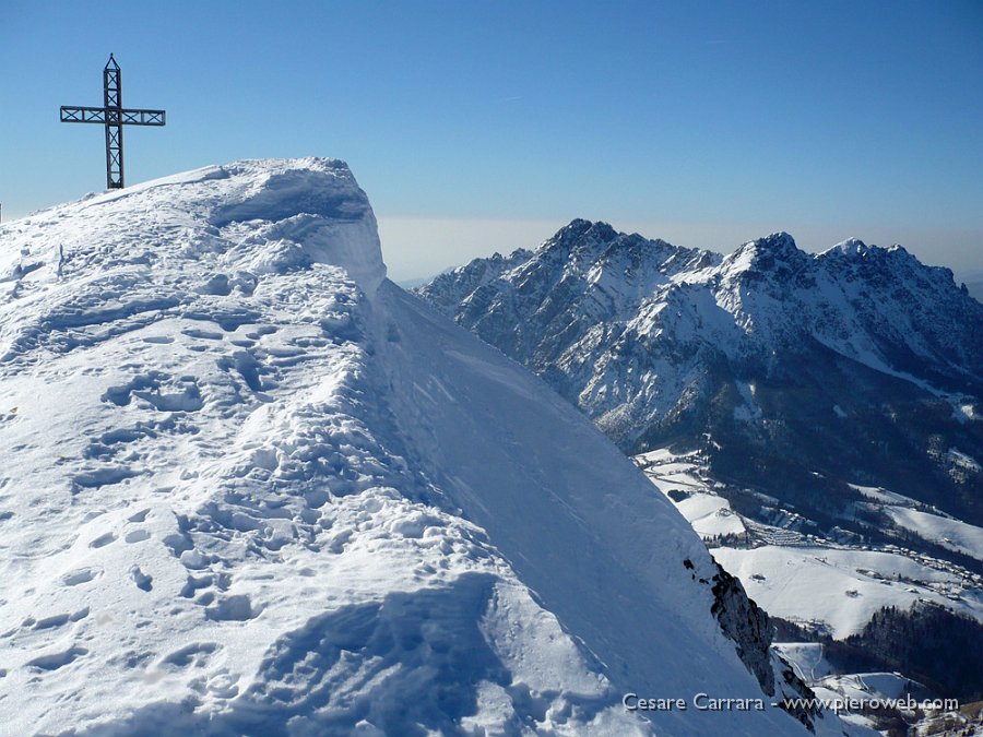 19-surreale e ovattata atmosfera a cima Grem..jpg